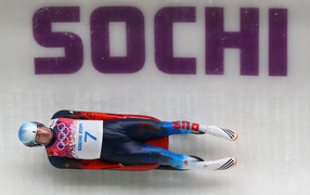 Обладатель двух серебряных медалей российский саночник Альберт Демченко на олимпиаде в Сочи