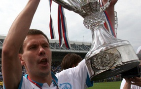 Zenit midfielder Konstantin Zyryanov goblet