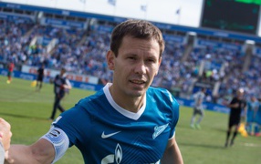 Константин Зырянов полузащитник Зенита на поле