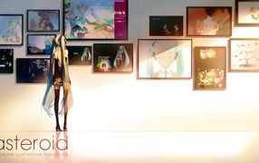 Девушка аниме в картинной галерее