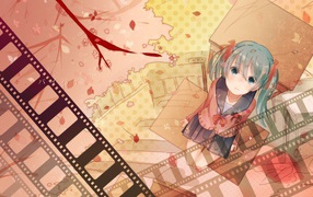 Девушка аниме на фоне кинопленки
