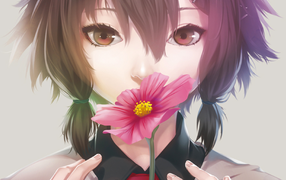 Девушка аниме нюхает розовый цветок