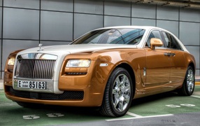 Brown Rolls-Royce with rooms Dubai
