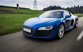 Быстрый синий Audi R8