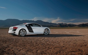 Белый Audi R8 на пустыре