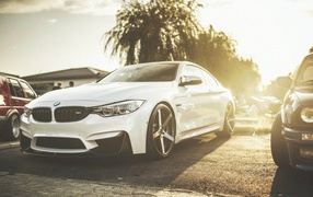Белый автомобиль BMW M4