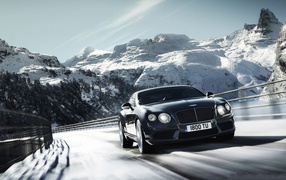 Автомобиль Bentley Continental GT3 на зимней горной дороге