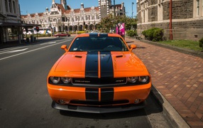Мощный оранжевый Dodge Challenger