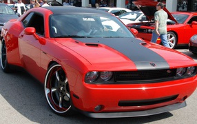 Красный автомобиль Dodge Challenger