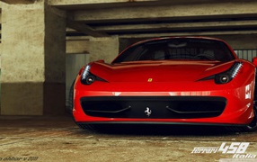 Автомобиль Ferrari 458 на подземной парковке