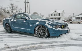 Ford Mustang GT 5.0 in winter city