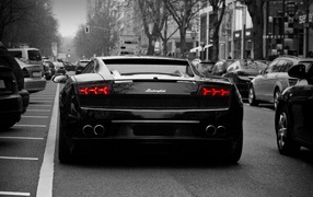 Черный Lamborghini Gallardo едет по улице