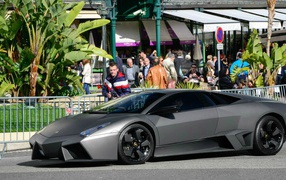 Черный Lamborghini Reventon на улице