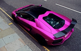 Розовый автомобиль Lamborghini Aventador