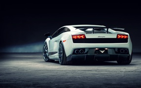 Задние огни белого Lamborghini Reventon