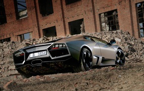 Вид сзади на Lamborghini Reventon