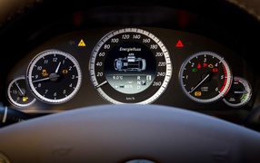 Панель приборов автомобиля Mercedes SLS
