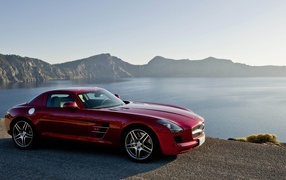 Красный Mercedes SLS на берегу озера