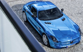 Спортивный Mercedes SLS голубого цвета
