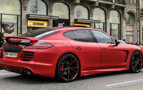 Красный автомобиль Porsche Panamera