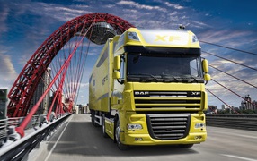 Желтый грузовик ДАФ на мосту