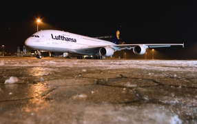 Самолет Люфтганза стоит в аэропорту
