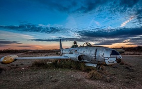 Старый самолет на военном аэродроме