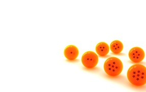 Оранжевые шары на белом фоне