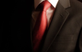 Мужчина в костюме и красном галстуке