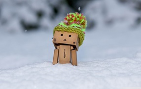 Картонный человечек в снегу