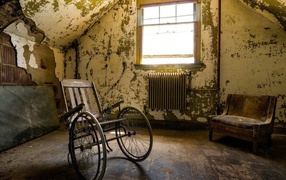 Пустое инвалидное кресло в заброшенном доме