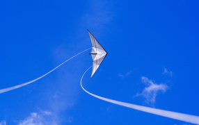 Бумажный самолет в синем небе