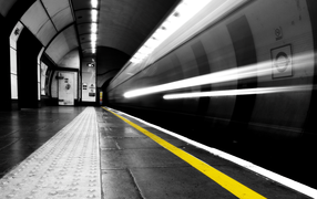 Желтая линия на краю платформы в метро, Лондон