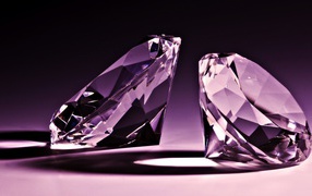 Два ограненных бриллианта