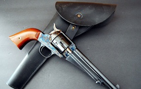 Старинный револьвер с кобурой