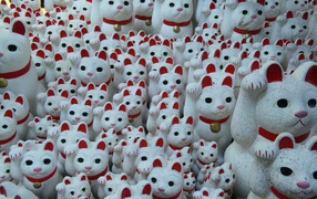 Керамические фигурки белых котов