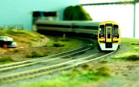 Желтый игрушечный поезд