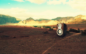 Музыкальная колонка в пустыне