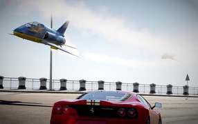 Истребитель над гоночным треком в игре Forza Horizon