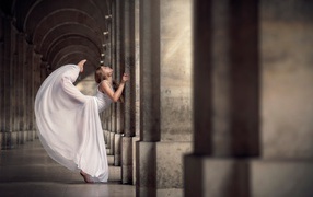 Балерина в красивом белом платье