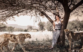 Девушка среди леопардов