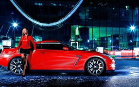 Девушка в красной куртке у автомобиля Nissan GT-R