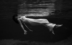 Девушка в белом платье в воде