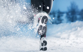 Девушка бежит по снегу