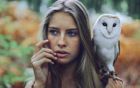 Owl on the shoulder of the girl