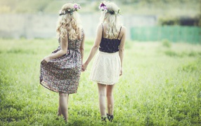 Две блондинки гуляют по газону