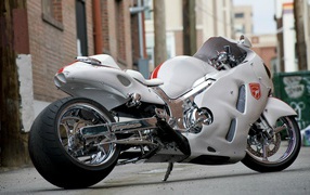 Белый мотоцикл Suzuki GSX1300R Hayabusa