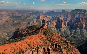 Камень на холме на фоне каньона