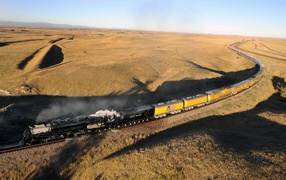 Поезд на железной дороге в пустыне