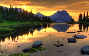 Закат в горах отражается в озере